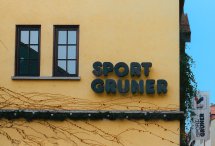 Neonleuchtschrift aus Metall indirekt beleuchtet